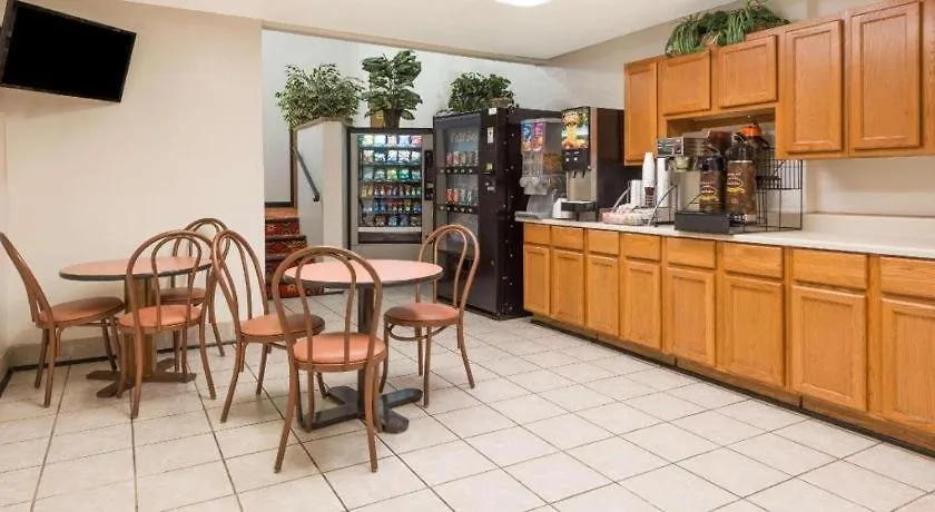 Quality Inn & Suites Earth City 2*,  США